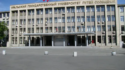 Уральский государственный университет путей сообщения — здание вуза